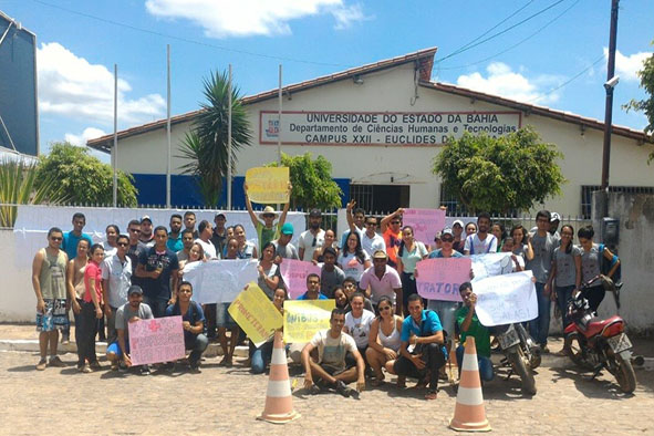 Crise na Uneb: Alunos do Campus de Euclides da Cunha paralisam e ocupam o departamento